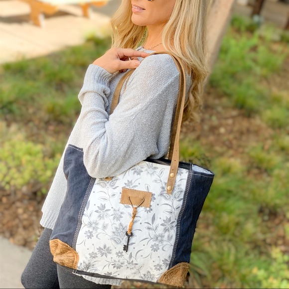 Abstract floral print leather key tote bag - Picture 4 of 6